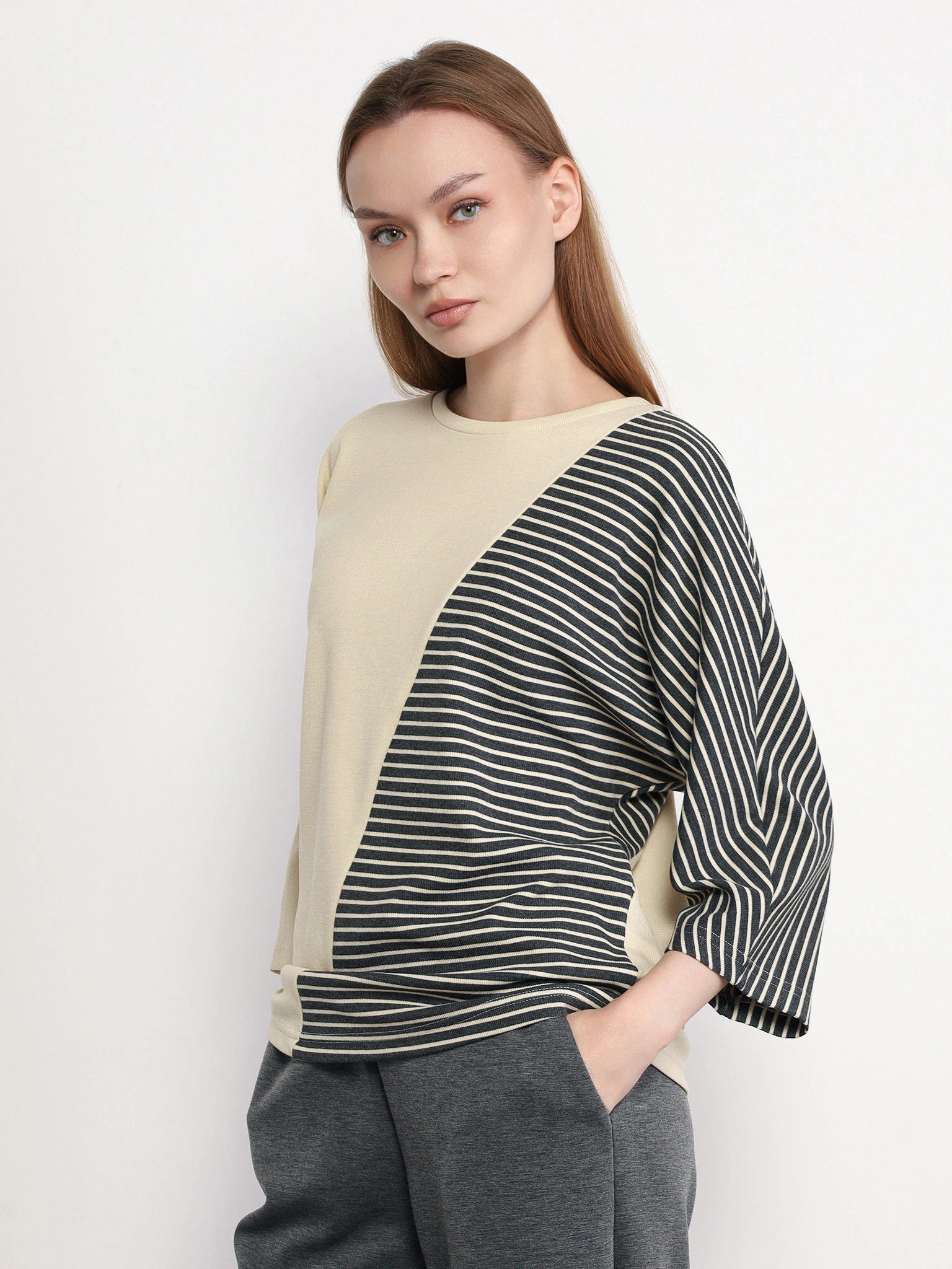 Джемпер бежевого цвета в полоску с рукавами 3/4 